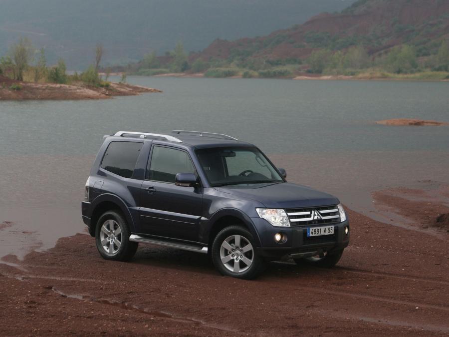  Mitsubishi Pajero 3-Door 2006 года  (фото 3 из 9)